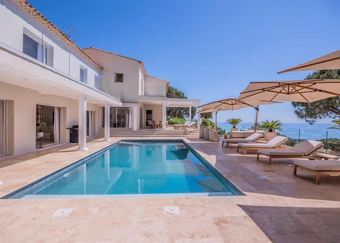 Azureenne De La Nartelle サント・マキシム