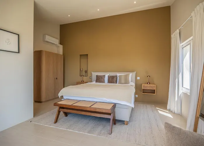 Azureenne De La Nartelle *