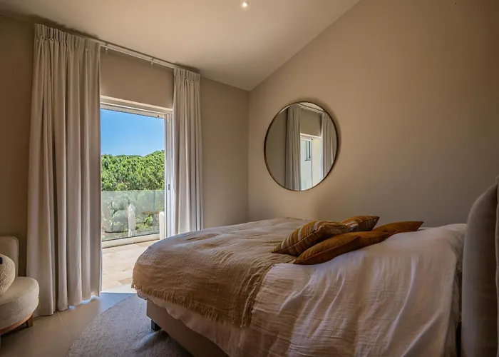 Azureenne De La Nartelle サント・マキシム